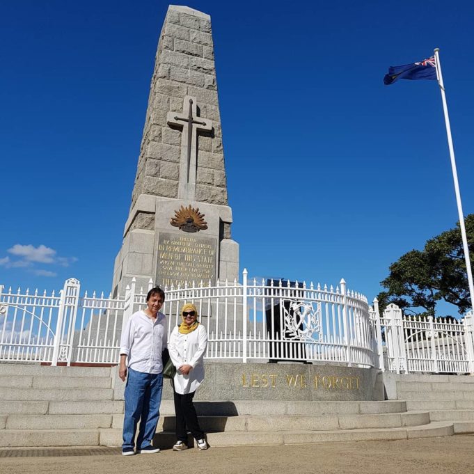 Ogy Ahmad Daud memuat naik gambar berlatar belakangkan tanda salib ketika bergambar di Kings Park and Botanic Garden, Perth Australia semalam. Foto: Instagram Ogy Ahmad Daud