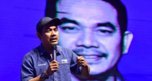 Datuk Rosyam Nor yang dilantik sebagai Idola Pelaburan PNBD tahun kedua berkongsi pengalaman dan di Minggu Amanah Saham Malaysia (MSAM) yang berakhir di Batu Pahat, Johor hari ini.