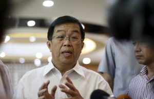 Saifuddin, adakah kamu ponteng kerja? Pengerusi DAP, Tan Kok Wai berkata, Mohamed Nazri sememangnya gemar mengeluarkan kenyataan yang gempak, tetapi tidak praktikal, malahan bersifat "tepuk tangan sebelah" .