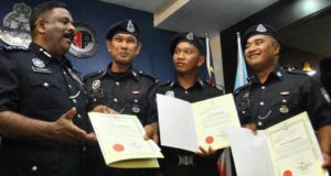 KETUA Polis Pulau Pinang, Datuk A. Thaiveegan (kiri) bersama-sama polis bantuan Jambatan Kedua Sdn. Bhd (JKSB) termasuk Zaidi Salleh (dua dari kiri) dalam majlis penghargaan di Ibu Pejabat Polis Pulau Pinang pagi ini.