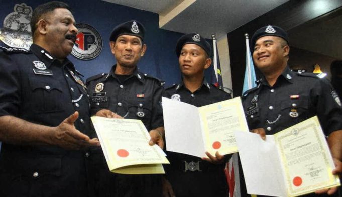 KETUA Polis Pulau Pinang, Datuk A. Thaiveegan (kiri) bersama-sama polis bantuan Jambatan Kedua Sdn. Bhd (JKSB) termasuk Zaidi Salleh (dua dari kiri) dalam majlis penghargaan di Ibu Pejabat Polis Pulau Pinang pagi ini.