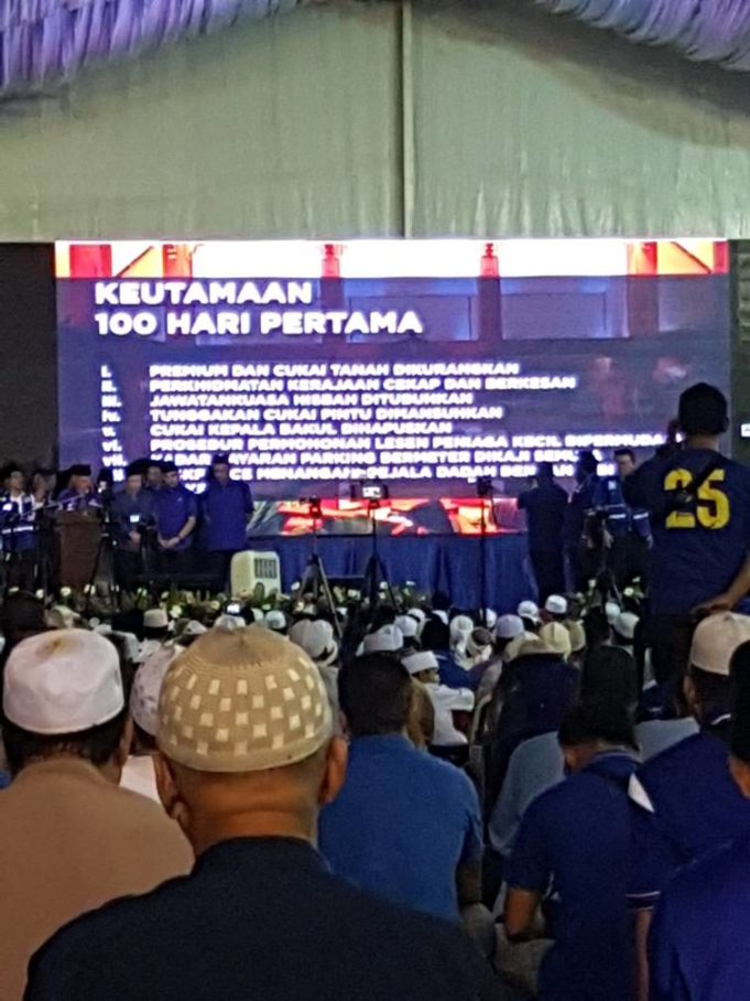 Sebahagian daripada kira-kira 20,000 pemimpin, ahli dan penyokong UMNO serta BN Kelantan dari empat peringkat mendengar ucapan Mustapa.