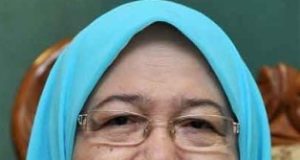 Tuan Sabariah memilih untuk turun ke DUN Chempaka berkempen untuk calon Pas, Fathan, walaupun anaknya Nik Omar bertanding atas tiket PH.