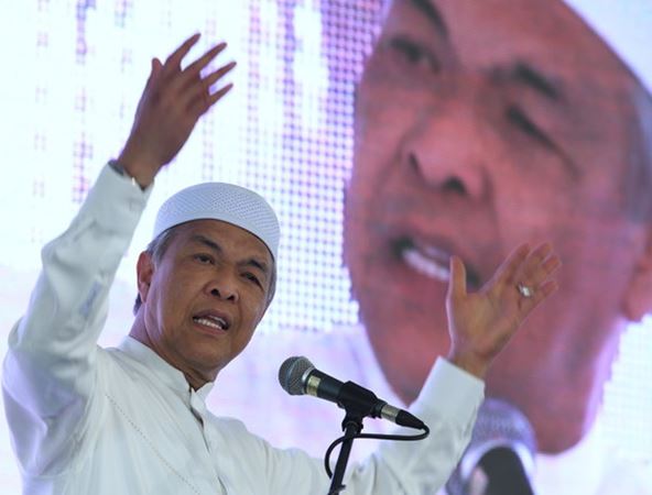Ahmad Zahid berucap pada Majlis Perasmian dan Penyerahan Telaga Tiub Air Tanah Jabatan Mineral dan Geosains Malaysia kepada Lembaga Air Perak di Sekolah Menengah Sains Bagan Datuk hari ini.
