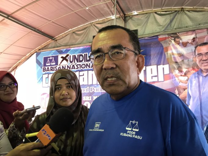 Datuk Seri Johari Baharum.
