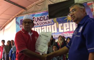 Manaff Kechik (kiri) menyerahkan borang keahlian UMNO kepada Datuk Shamsuddin Ahmad di Kubang Pasu, Kedah.