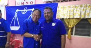 Syed Rosli bersalaman dengan bekas ADUN Pandan, Datuk Md. Aris (kiri) yang mengetuai ceramah kempen Barisan Nasional di Pusat Daerah Mengundi Ampang Hilir baru-baru ini.