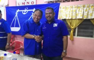 Syed Rosli bersalaman dengan bekas ADUN Pandan, Datuk Md. Aris (kiri) yang mengetuai ceramah kempen Barisan Nasional di Pusat Daerah Mengundi Ampang Hilir baru-baru ini.