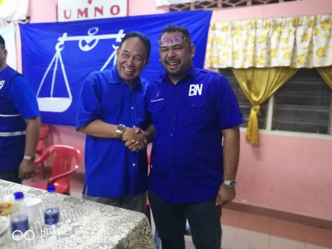 Syed Rosli bersalaman dengan bekas ADUN Pandan, Datuk Md. Aris (kiri) yang mengetuai ceramah kempen Barisan Nasional di Pusat Daerah Mengundi Ampang Hilir baru-baru ini.