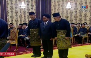 Kulasegaran (tengah) bersama Datuk Dr. Dzulkifley Ahmad dan Salahuddin Ayub semasa mengangkat sumpah menteri Kabinet di Istana Negara di Kuala Lumpur petang tadi.