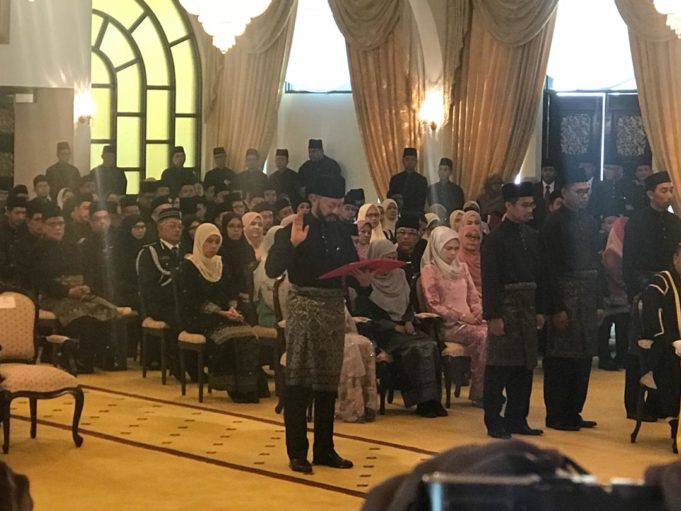 Mukhriz mengangkat sumpah sebagai Menteri Besar Kedah hari ini.