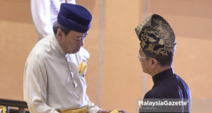 Sultan Selangor, Sultan Sharafuddin Idris Shah berkenan mengurniakan Surat Cara Perlantikan kepada Menteri Besar Selangor, Datuk Seri Mohamed Azmin pada Istiadat Angkat Sumpah Jawatan dan Ikrar Aku Janji Serta Pengurniaan Surat Cara Perlantikan Yang Amat Berhormat Datuk Menteri Besar Selangor di Balairung Seri, Istana Alam Shah, Klang, Selangor. foto AFIQ RAZALI, 11 MEI 2018.