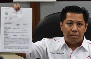 Ahli seumur hidup DAP, Amran Ahmad pada sidang media di Kuala Lumpur hari ini.
