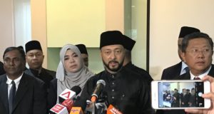 Menteri Besar Kedah, Datuk Seri Mukhriz Mahathir dalam sidang media selepas majis angkat sumpah di Alor Setar hari ini.