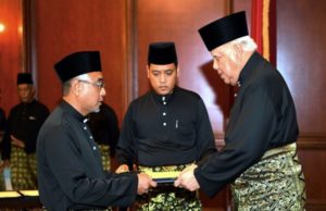 MELAKA, 11 Mei -- Yang Dipertua Negeri Melaka Tun Dr Mohd Khalil Yaakob menyerahkan Watikah Pelantikan Ketua Menteri Melaka kepada Anggota Dewan Undangan Negeri (ADUN) Bukit Katil Adly Zahari sebagai Ketua Menteri Melaka Ke-11 hari ini. Istiadat Angkat Sumpah berlangsung di hadapan Yang Dipertua Negeri Melaka Tun Dr Mohd Khalil Yaakob. --fotoBERNAMA (2018) HAK CIPTA TERPELIHARA