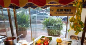 Pelbagai jenis ikan yang boleh dipilih untuk juadah asam pedas apabila berbuka puasa di Hotel Grand Paragon.