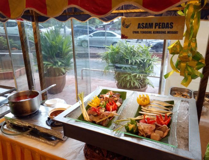 Pelbagai jenis ikan yang boleh dipilih untuk juadah asam pedas apabila berbuka puasa di Hotel Grand Paragon.