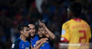 Pemain pasukan Johor DT, Ahmad Hazwan Bakri (dua kanan) meraikan jaringan bersama dua rakannya selepas berjaya menyumbat gol ketika menentang pasukan Selangor pada perlawanan Liga Super Malaysia 2018 di Stadium Tan Sri Hassan Yunos, Larkin, Johor. foto HAZROL ZAINAL, 02 MEI 2018.