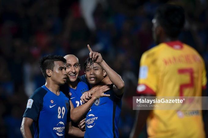 Pemain pasukan Johor DT, Ahmad Hazwan Bakri (dua kanan) meraikan jaringan bersama dua rakannya selepas berjaya menyumbat gol ketika menentang pasukan Selangor pada perlawanan Liga Super Malaysia 2018 di Stadium Tan Sri Hassan Yunos, Larkin, Johor. foto HAZROL ZAINAL, 02 MEI 2018.