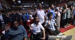 Para pekerja sektor awam dan sektor swasta mengangkat membaca lafaz ikrar hari pekerja pada Majlis Sambutan Hari Pekerja 2018 di Dewan Merdeka, Pusat Dagangan Dunia Putra (PWTC), Kuala Lumpur. foto NOOR ASREKUZAIREY SALIM, 01 MEI 2018