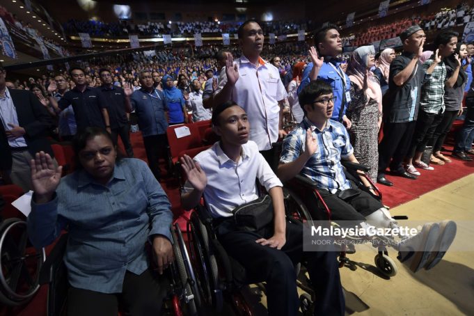 Para pekerja sektor awam dan sektor swasta mengangkat membaca lafaz ikrar hari pekerja pada Majlis Sambutan Hari Pekerja 2018 di Dewan Merdeka, Pusat Dagangan Dunia Putra (PWTC), Kuala Lumpur. foto NOOR ASREKUZAIREY SALIM, 01 MEI 2018