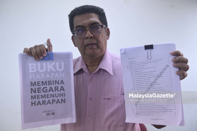 Bekas Setiausaha Parti Pribumi Bersatu Malaysia (PPBM), Kamarulazman Habibur Rahman menujukkan salinan manifesto DAP dan Pakatan Harapan kepada media di Wangsa Melawati, Kuala Lumpur. foto NOOR ASREKUZAIREY SALIM, 01 MEI 2018