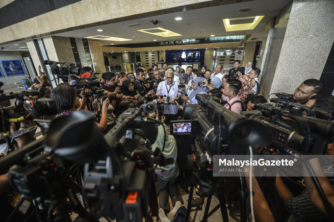 Pengerusi SPR, Tan Sri Mohd. Hashim Abdullah bercakap kepada media selepas melawat Pusat Mengundi Awal di Ibu Pejabat Polis Bukit Aman, Kuala Lumpur. foto AFFAN FAUZI, 05 MEI 2018.