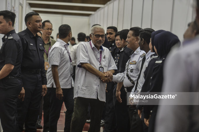 MGF01052018_PENGERUSI SPR LAWAT KE PUSAT MENGUNDI AWAL06(1) Pengerusi SPR, Tan Sri Mohd. Hashim Abdullah bersalaman dengan anggota polis ketika melawat Pusat Mengundi Awal di Ibu Pejabat Polis Bukit Aman, Kuala Lumpur. foto AFFAN FAUZI, 05 MEI 2018.