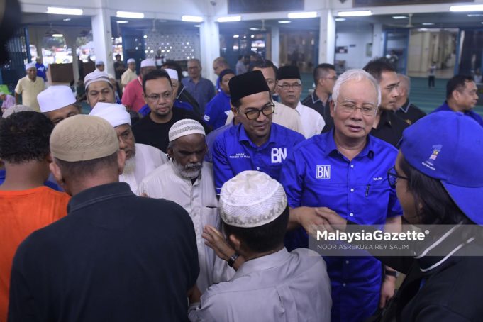 MGF01052018_PM KEMPEN BTR05 engerusi Barisan Nasional, Datuk Seri Najib Razak diiringi Calon Barisan Nasional P.124 Bandar Tun Razak, Adnan Seman bersalaman dan beramah mesra dengan jemaah dan penduduk BTR selepas menunaikan solat Asar pada Majlis Minum Petang Bersama Pengundi dan Jentera P.124 Bandar Tun Razak sempena kempen Pilihan Raya Umum ke-14 (PRU14) di Masjid Az-Zubbair Ibnul Awwam, Bandar Tun Razak, Kuala Lumpur. foto NOOR ASREKUZAIREY SALIM, 01 MEI 2018.