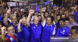 Pengerusi Barisan Nasional, Datuk Seri Najib Tun Razak (tengah) diiringi Calon Barisan Nasional P.116 Wangsa Maju, Yew Teong Look (tiga kiri) dan Ketua UMNO Bahagian Wangsa Maju, Datuk Seri Mohd Shafei Abdullah (dua kanan) bergambar kenangan bersama pengundi dan jentera BN pada Majlis Ramah Mesra Bersama Pengundi dan Jentera P.116 Wangsa Maju sempena kempen Pilihan Raya Umum ke-14 (PRU14) di PPR Gombak Setia, Kuala Lumpur. foto NOOR ASREKUZAIREY SALIM, 01 MEI 2018