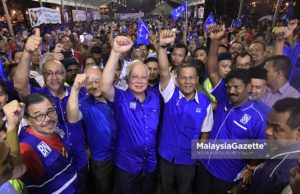 Pengerusi Barisan Nasional, Datuk Seri Najib Tun Razak (tengah) diiringi Calon Barisan Nasional P.116 Wangsa Maju, Yew Teong Look (tiga kiri) dan Ketua UMNO Bahagian Wangsa Maju, Datuk Seri Mohd Shafei Abdullah (dua kanan) bergambar kenangan bersama pengundi dan jentera BN pada Majlis Ramah Mesra Bersama Pengundi dan Jentera P.116 Wangsa Maju sempena kempen Pilihan Raya Umum ke-14 (PRU14) di PPR Gombak Setia, Kuala Lumpur. foto NOOR ASREKUZAIREY SALIM, 01 MEI 2018