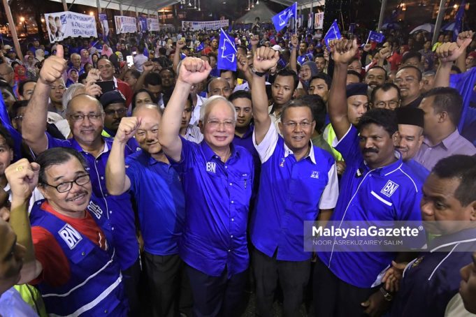 Pengerusi Barisan Nasional, Datuk Seri Najib Tun Razak (tengah) diiringi Calon Barisan Nasional P.116 Wangsa Maju, Yew Teong Look (tiga kiri) dan Ketua UMNO Bahagian Wangsa Maju, Datuk Seri Mohd Shafei Abdullah (dua kanan) bergambar kenangan bersama pengundi dan jentera BN pada Majlis Ramah Mesra Bersama Pengundi dan Jentera P.116 Wangsa Maju sempena kempen Pilihan Raya Umum ke-14 (PRU14) di PPR Gombak Setia, Kuala Lumpur. foto NOOR ASREKUZAIREY SALIM, 01 MEI 2018