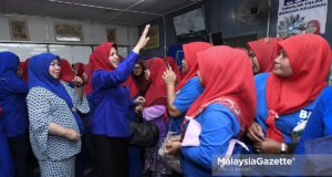 Ketua Wanita Barisan Nasional (BN), Tan Sri Shahrizat Abdul Jalil (tengah) diiringi Calon Barisan Nasional (BN) Dewan Undangan Negeri Kuala Sentul, Datuk Seri Shahaniza Shamsudin (kiri) melambaikan tangan kepada jentera wanita Barisan Nasional pada Program Ziarah Sayang DUN Kuala Sentul di Felda Dahlia Jengka 3, Maran. foto SYAFIQ AMBAK, 01 MEI 2018.