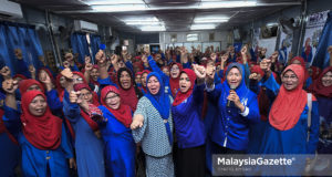 Ketua Wanita Barisan Nasional (BN), Tan Sri Shahrizat Abdul Jalil (tengah kanan) diiringi Calon Barisan Nasional (BN) N.25 Kuala Sentul, Datuk Seri Shahaniza Shamsudin (empat kiri) bersorak bersama jentera wanita Barisan Nasional pada Program Ziarah Sayang DUN Kuala Sentul di Felda Dahlia Jengka 3, Maran, Pahang. foto SYAFIQ AMBAK, 01 MEI 2018
