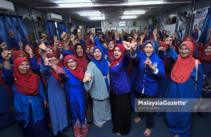 Ketua Wanita Barisan Nasional (BN), Tan Sri Shahrizat Abdul Jalil (tengah kanan) diiringi Calon Barisan Nasional (BN) N.25 Kuala Sentul, Datuk Seri Shahaniza Shamsudin (empat kiri) bersorak bersama jentera wanita Barisan Nasional pada Program Ziarah Sayang DUN Kuala Sentul di Felda Dahlia Jengka 3, Maran, Pahang. foto SYAFIQ AMBAK, 01 MEI 2018