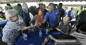 Calon Barisan Nasional Parlimen Bagan Datuk, Datuk Seri Ahmad Zahid Hamidi (tengah) beramah mesra dengan sebahagian penduduk pada Program Kembara Jalinan Kasih sempena Penyerahan Rumah Baik Pulih NBOS-CTU di Kampung Pasang Api, Bagan Datuk, Perak. foto FAREEZ FADZIL, 01 MEI 2018.