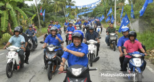 Calon Barisan Nasional Bagan Datuk, Datuk Seri Ahmad Zahid Hamidi (tengah) bersama calon Barisan Nasional Dewan Undangan Negeri Rungkup, Datuk Shahrul Zaman Yahya (dua kiri) meninjau kawasan persekitaran dengan menaiki motosikal sempena kempen Pilihan Raya Umum ke-14 (PRU14) di Sungai Betul, Bagan Datuk, Perak. foto FAREEZ FADZIL, 01 MEI 2018.