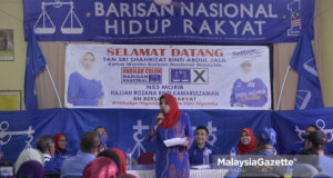 Ketua Wanita Barisan Nasional, Tan Sri Shahrizat Abdul Jalil menyampaikan ucapan pada kempen Pilihan Raya Umum ke-14 (PRU14) pada Majlis Bersama Ibu Tunggal Dewan Undangan Negeri Morib bertempat di Taman Kemuning, Morib, Selangor. foto AFIQ RAZALI, 02 MEI 2018.