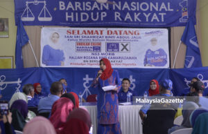 Ketua Wanita Barisan Nasional, Tan Sri Shahrizat Abdul Jalil menyampaikan ucapan pada kempen Pilihan Raya Umum ke-14 (PRU14) pada Majlis Bersama Ibu Tunggal Dewan Undangan Negeri Morib bertempat di Taman Kemuning, Morib, Selangor. foto AFIQ RAZALI, 02 MEI 2018.
