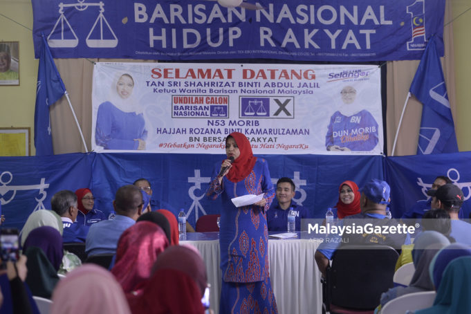 Ketua Wanita Barisan Nasional, Tan Sri Shahrizat Abdul Jalil menyampaikan ucapan pada kempen Pilihan Raya Umum ke-14 (PRU14) pada Majlis Bersama Ibu Tunggal Dewan Undangan Negeri Morib bertempat di Taman Kemuning, Morib, Selangor. foto AFIQ RAZALI, 02 MEI 2018.