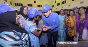 Calon P.121 Lembah Pantai, Datuk Seri Raja Nong Chik Raja Zainal Abidin (tengah) beramah mesra dengan sebahagian jentera pilihan raya IPF pada Program Bersama Jentera Pilihan Raya Indian Progresif Front (IPF) sempena kempen Pilihan Raya Umum Ke-14 (PRU14) di Dewan Medan Sri Pantai, Pantai Dalam, Kuala Lumpur. foto AFIQ RAZALI, 02 MEI 2018.