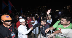 Calon Pakatan Harapan N.06 Chempaka, Nik Omar Nik Abdul Aziz bersalaman dengan penyokong pada Ceramah Kebangkitan Rakyat di perkarangan Masjid Tuanku Mizan Zainal Abidin, Putrajaya. foto SYAFIQ AMBAK, 03 MEI 2018.