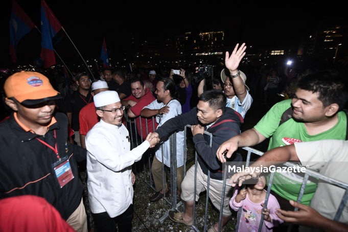 Calon Pakatan Harapan N.06 Chempaka, Nik Omar Nik Abdul Aziz bersalaman dengan penyokong pada Ceramah Kebangkitan Rakyat di perkarangan Masjid Tuanku Mizan Zainal Abidin, Putrajaya. foto SYAFIQ AMBAK, 03 MEI 2018.