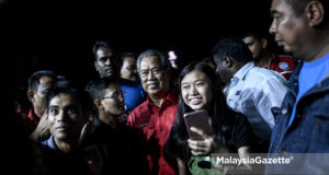 Presiden PPBM, Tan Sri Muhyiddin Yassin (tengah) beramah mesra dengan sebahagian penyokong yang hadir pada Ceramah Pakatan Harapan di Tapak Expo Simpang Renggam, Johor. foto HAZROL ZAINAL, 03 MEI 2018.