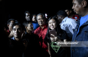Presiden PPBM, Tan Sri Muhyiddin Yassin (tengah) beramah mesra dengan sebahagian penyokong yang hadir pada Ceramah Pakatan Harapan di Tapak Expo Simpang Renggam, Johor. foto HAZROL ZAINAL, 03 MEI 2018.