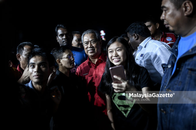 Presiden PPBM, Tan Sri Muhyiddin Yassin (tengah) beramah mesra dengan sebahagian penyokong yang hadir pada Ceramah Pakatan Harapan di Tapak Expo Simpang Renggam, Johor. foto HAZROL ZAINAL, 03 MEI 2018.