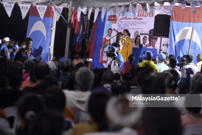 Bekas Pengerusi Gabungan Pilihan Raya Bersih dan Adil (Bersih 2.0), Datuk S Ambiga berucap pada ceramah kempen Pakatan Harapan Parlimen Kota Raja di Taman Sentosa, Klang, Selangor. foto AFIQ RAZALI, 03 MEI 2018. BN, India