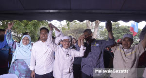 Calon Pakatan Harapan ( PH) Dewan Undangan Negeri (DUN) Chempaka, Nik Omar Nik Abdul Aziz (tengah) bersama calon PH Parlimen Shah Alam, Khalid Abdul Samad (dua kanan), calon PH DUN Batu Tiga, Rodziah Ismail (kiri) dan calon PH DUN Kota Anggerik, Mohd Najwan Halimi (dua kiri) mengangkat tangan pada majlis Grand Hi-Tea Bersama Nik Omar di padang futsal Seksyen 8, Shah Alam, Selangor. foto AFIQ RAZALI, 03 MEI 2018.