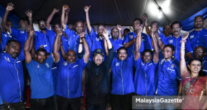 Calon Barisan Nasional P.119 Titiwangsa, Datuk Seri Johari Abdul Ghani (tengah) dijulang oleh Pengerusi MIC Titiwangsa, R. T. Sundaram (empat kanan) serta yang lain pada Majlis Sambutan Tahun Baru Tamil di Kampung Pandan, Kuala Lumpur. foto FAREEZ FADZIL, 04 MEI 2018