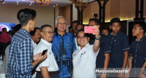 Pengerusi Barisan Nasional, Datuk Seri Najib Tun Razak (tengah) berswafoto bersama tetamu yang hadir pada Majlis Santai Industri Pelancongan bersama beliau sempena kempen Pilihan Raya Umum ke-14 (PRU14) di Dewan Pameran Antarabangsa Mahsuri (MIEC), Langkawi. foto AQIRA AZEMI, 04 MEI 2018.